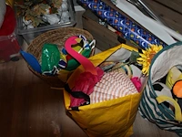 Decoratiematerialen, inpakpapier, verkleedspullen enz. in kist, tassen, manden en kunststof kratten - afbeelding 5 van  7