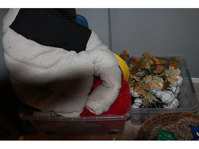 Decoratiematerialen, inpakpapier, verkleedspullen enz. in kist, tassen, manden en kunststof kratten - afbeelding 6 van  7