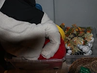 Decoratiematerialen, inpakpapier, verkleedspullen enz. in kist, tassen, manden en kunststof kratten - afbeelding 6 van  7