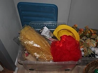Decoratiematerialen, inpakpapier, verkleedspullen enz. in kist, tassen, manden en kunststof kratten - afbeelding 7 van  7