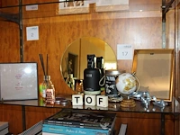 Decoratiematerialen op schap w.o. wereldbol en roomspray. - afbeelding 1 van  2