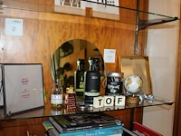 Decoratiematerialen op schap w.o. wereldbol en roomspray. - afbeelding 2 van  2