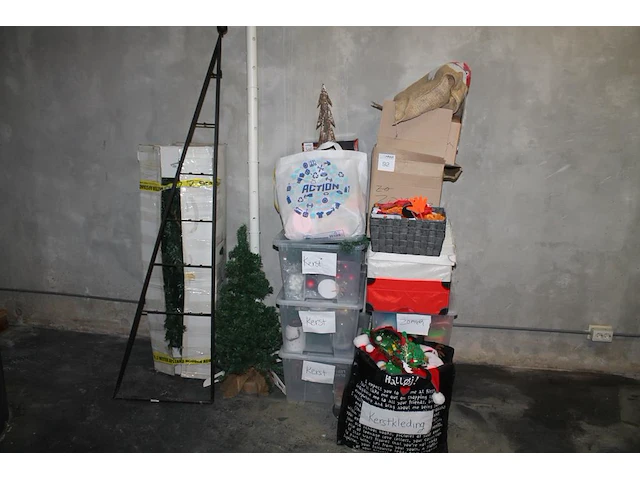 Decoratiematerialen waaronder kerst, sinterklaas, zomer en pasen in en om vijf kunststof kratten. - afbeelding 1 van  4