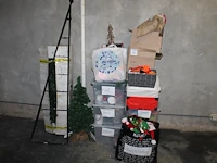 Decoratiematerialen waaronder kerst, sinterklaas, zomer en pasen in en om vijf kunststof kratten. - afbeelding 1 van  4