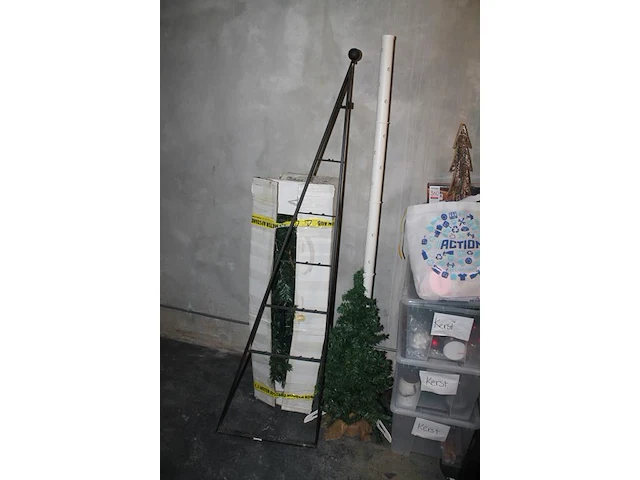 Decoratiematerialen waaronder kerst, sinterklaas, zomer en pasen in en om vijf kunststof kratten. - afbeelding 2 van  4