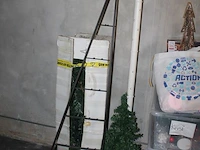 Decoratiematerialen waaronder kerst, sinterklaas, zomer en pasen in en om vijf kunststof kratten. - afbeelding 2 van  4