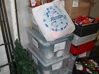 Decoratiematerialen waaronder kerst, sinterklaas, zomer en pasen in en om vijf kunststof kratten. - afbeelding 3 van  4
