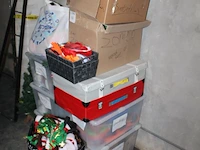 Decoratiematerialen waaronder kerst, sinterklaas, zomer en pasen in en om vijf kunststof kratten. - afbeelding 4 van  4