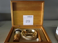 Decoratieve houten kist met scheergerei - afbeelding 1 van  2