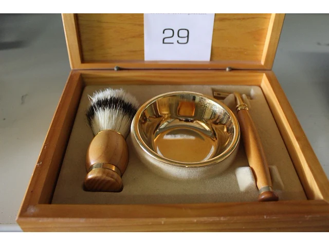 Decoratieve houten kist met scheergerei - afbeelding 2 van  2