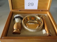 Decoratieve houten kist met scheergerei - afbeelding 2 van  2
