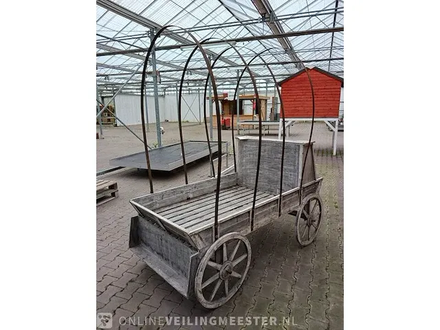 Decoratieve houten koets - afbeelding 5 van  10
