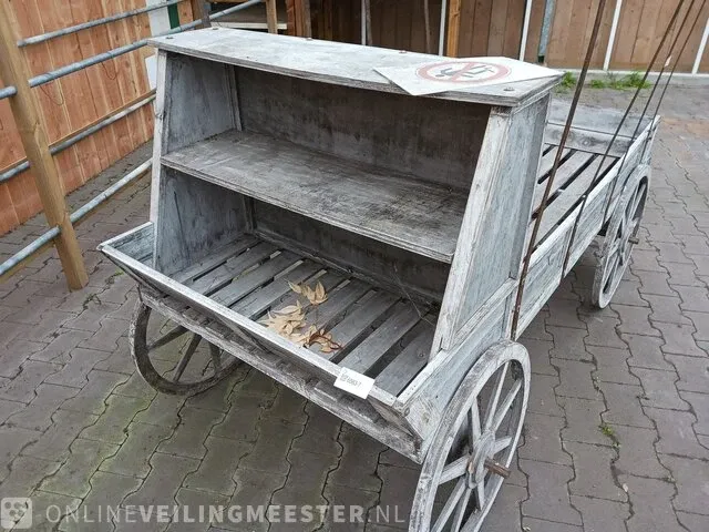 Decoratieve houten koets - afbeelding 7 van  10