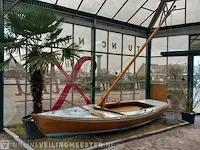 Decoratieve houten zeilboot