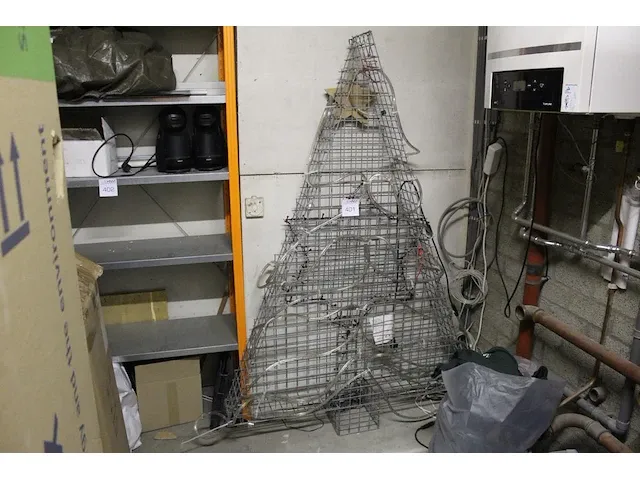 Decoratieve metalen kerstboom. afmeting 110x25 cm. hoogte 180cm - afbeelding 1 van  2