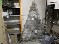 Decoratieve metalen kerstboom. afmeting 110x25 cm. hoogte 180cm - afbeelding 1 van  2