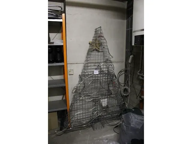 Decoratieve metalen kerstboom. afmeting 110x25 cm. hoogte 180cm - afbeelding 2 van  2