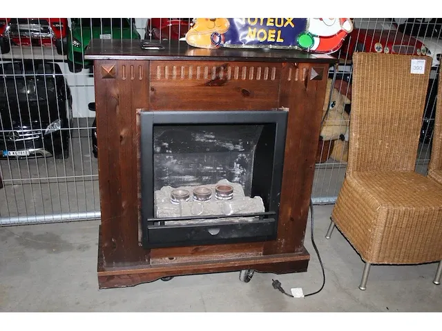 Decoratieve nephaard in houten omlijsting. afmeting 97 x 40 cm. hoogte 101 cm. - afbeelding 1 van  1