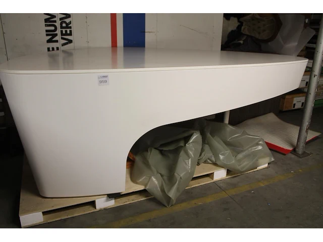 Decoratieve tafel met afneembaar blad in druppel vorm. afmeting circa 300 cm x 175 cm x 104 cm - afbeelding 1 van  1