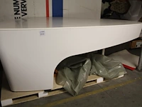 Decoratieve tafel met afneembaar blad in druppel vorm. afmeting circa 300 cm x 175 cm x 104 cm - afbeelding 1 van  1