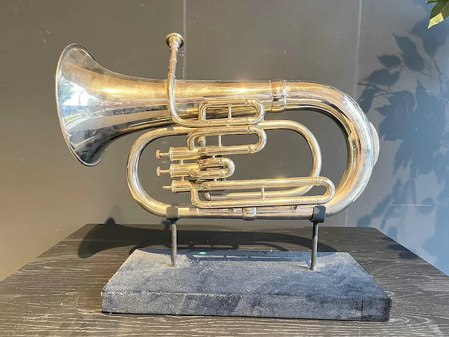 Decoratieve tenortuba met standaard - afbeelding 1 van  5