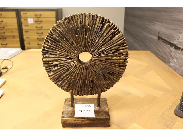 Decoratieve zware zon op standaard. hoogte 39 cm - afbeelding 1 van  1