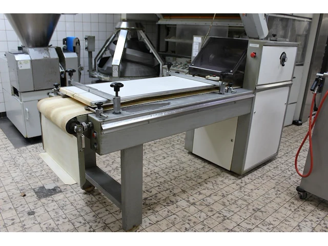 Deeg-opmaker / -langmaker benier beversal. bouwjaar onbekend. let op: kavel is onderdeel van combinatiekave... onderdeel van combinatiekavel combinatiekavel zijnde een complete brooddeeglijn bestaande uit deegscheider parta u, kegelopboller cr59 en bollenrijskast wp haton en opmaker / langmaker benier beversal. - afbeelding 2 van  3
