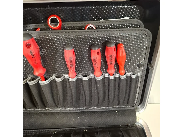 Deels gevulde gereedschapskoffer, parrat - afbeelding 6 van  11