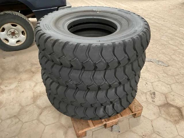 Defender 12.00-20nhs heftruck band (4x) - afbeelding 1 van  5