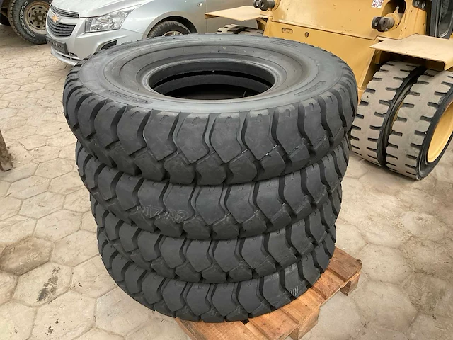 Defender 12.00-20nhs heftruck band (4x) - afbeelding 2 van  5
