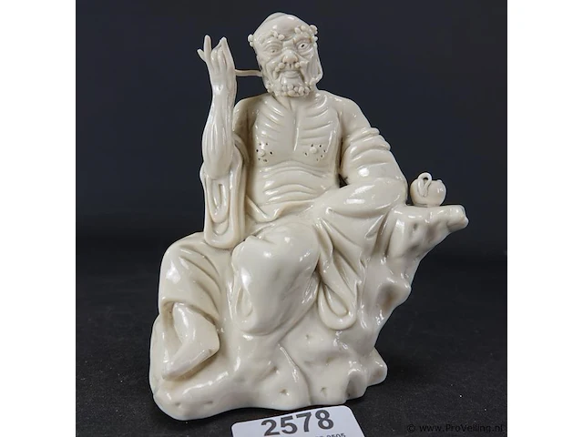 Dehua blanc de chine figurine "zittende figuur van een oude man met hoorapparaat en theepotje met blindstempeling 19/20e eeuw - afbeelding 1 van  5