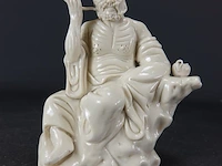 Dehua blanc de chine figurine "zittende figuur van een oude man met hoorapparaat en theepotje met blindstempeling 19/20e eeuw - afbeelding 1 van  5