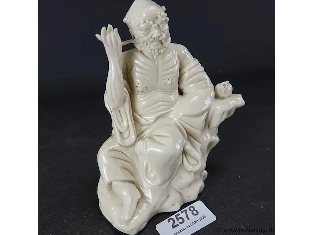 Dehua blanc de chine figurine "zittende figuur van een oude man met hoorapparaat en theepotje met blindstempeling 19/20e eeuw - afbeelding 2 van  5