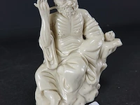Dehua blanc de chine figurine "zittende figuur van een oude man met hoorapparaat en theepotje met blindstempeling 19/20e eeuw - afbeelding 2 van  5
