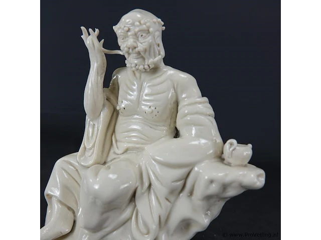 Dehua blanc de chine figurine "zittende figuur van een oude man met hoorapparaat en theepotje met blindstempeling 19/20e eeuw - afbeelding 3 van  5