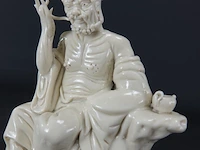 Dehua blanc de chine figurine "zittende figuur van een oude man met hoorapparaat en theepotje met blindstempeling 19/20e eeuw - afbeelding 3 van  5
