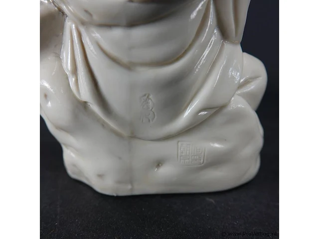 Dehua blanc de chine figurine "zittende figuur van een oude man met hoorapparaat en theepotje met blindstempeling 19/20e eeuw - afbeelding 4 van  5