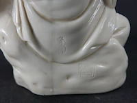 Dehua blanc de chine figurine "zittende figuur van een oude man met hoorapparaat en theepotje met blindstempeling 19/20e eeuw - afbeelding 4 van  5