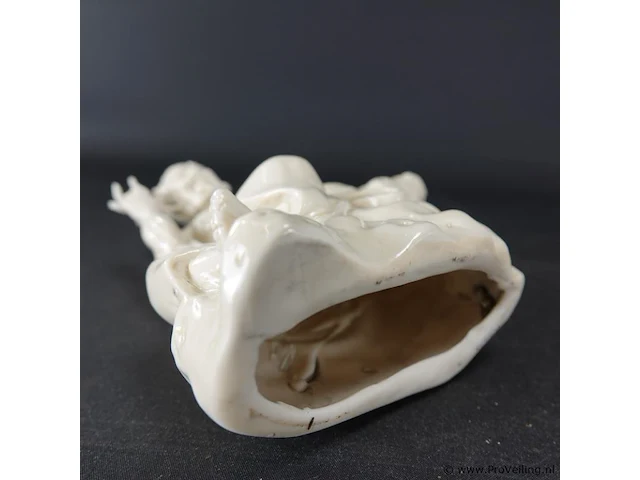 Dehua blanc de chine figurine "zittende figuur van een oude man met hoorapparaat en theepotje met blindstempeling 19/20e eeuw - afbeelding 5 van  5