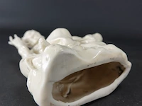 Dehua blanc de chine figurine "zittende figuur van een oude man met hoorapparaat en theepotje met blindstempeling 19/20e eeuw - afbeelding 5 van  5