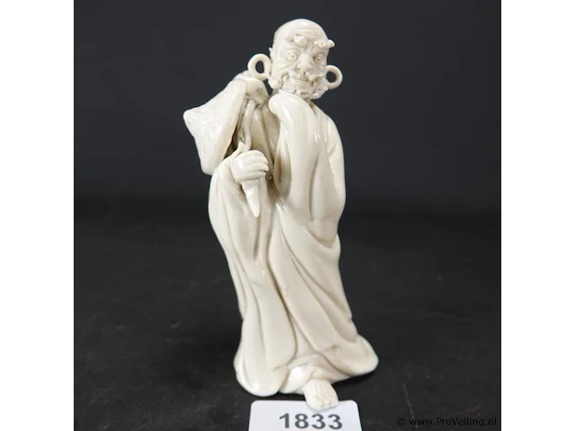 Dehua blanc de chine gestempelde figurine van een staande figuur met attributen 19/20e eeuw - afbeelding 1 van  5