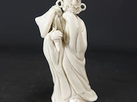 Dehua blanc de chine gestempelde figurine van een staande figuur met attributen 19/20e eeuw - afbeelding 1 van  5