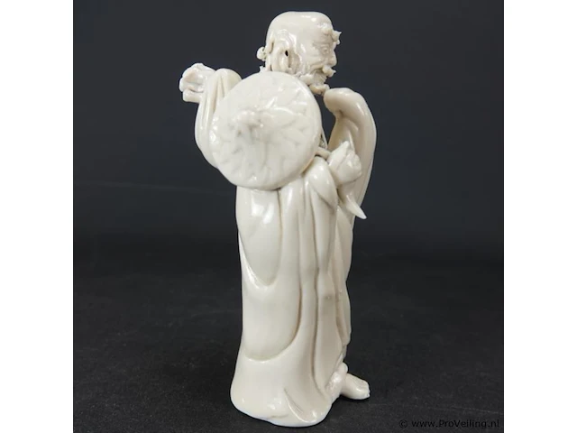 Dehua blanc de chine gestempelde figurine van een staande figuur met attributen 19/20e eeuw - afbeelding 2 van  5