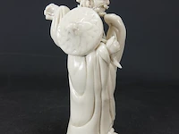 Dehua blanc de chine gestempelde figurine van een staande figuur met attributen 19/20e eeuw - afbeelding 2 van  5