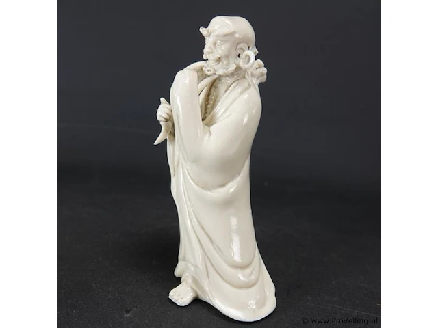 Dehua blanc de chine gestempelde figurine van een staande figuur met attributen 19/20e eeuw - afbeelding 3 van  5