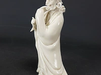 Dehua blanc de chine gestempelde figurine van een staande figuur met attributen 19/20e eeuw - afbeelding 3 van  5