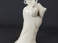 Dehua blanc de chine gestempelde figurine van een staande figuur met attributen 19/20e eeuw - afbeelding 4 van  5