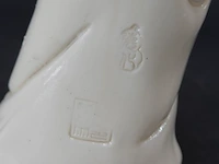 Dehua blanc de chine gestempelde figurine van een staande figuur met attributen 19/20e eeuw - afbeelding 5 van  5