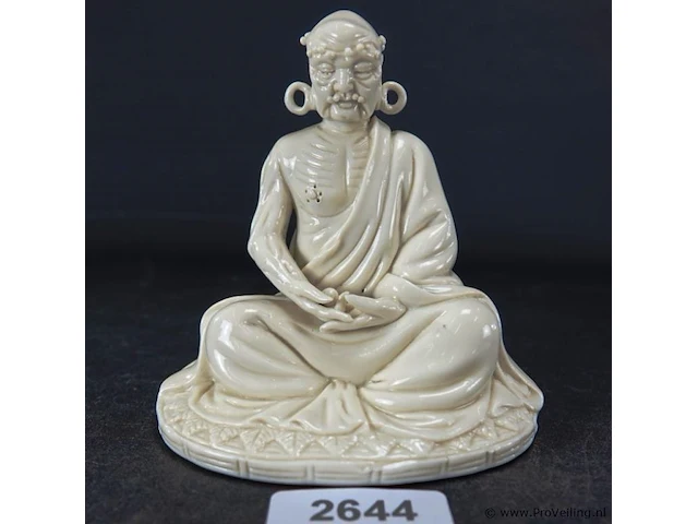 Dehua blanc de chine luoha in kleermakerszit met oorringen met blindstempel op ovale voet met stressbal in de hand 19/20e eeuw - afbeelding 1 van  5
