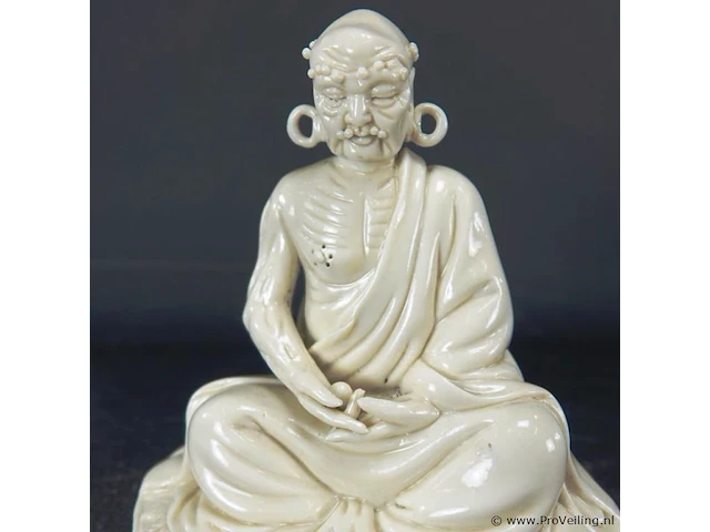 Dehua blanc de chine luoha in kleermakerszit met oorringen met blindstempel op ovale voet met stressbal in de hand 19/20e eeuw - afbeelding 2 van  5